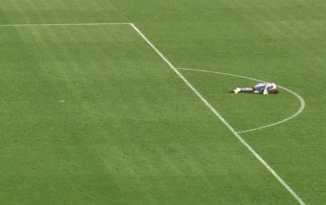 Thủ môn bất ngờ đổ gục ngay trên sân khiến cả khán đài "nín thở" lo sợ- Ảnh 1.