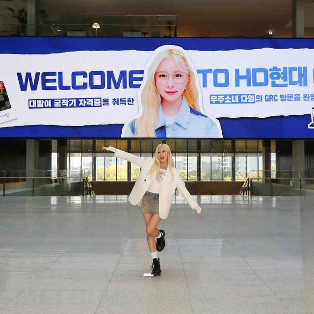 Chuyện chưa từng có: Mỹ nhân trở thành đại sứ nhờ biết lái máy xúc- Ảnh 1.