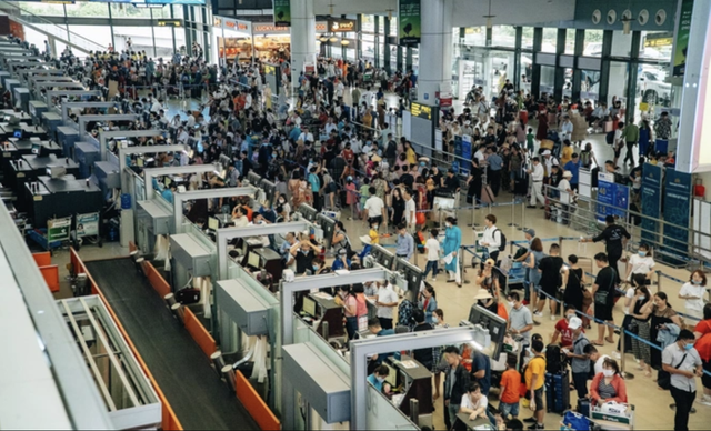 Cảnh báo gấp khách đi sân bay dịp Tết, hãy có mặt sớm 2-3 tiếng nếu không muốn bị "từ chối lên máy bay"- Ảnh 1.