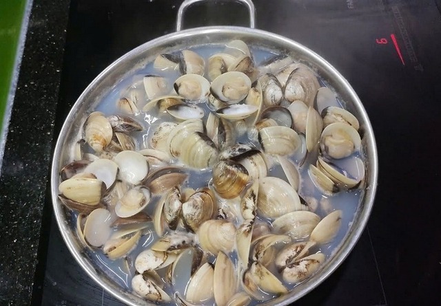 Mua ngao chỉ cần nhớ 3 mẹo này: Ăn không hết vẫn tươi, thịt không teo mà mọng ngọt như mới- Ảnh 2.