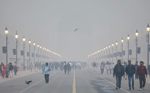 Không phải đi du lịch, hàng nghìn ôtô chôn chân trên đèo để tháo chạy khỏi thủ đô ô nhiễm nhất thế giới- Ảnh 1.