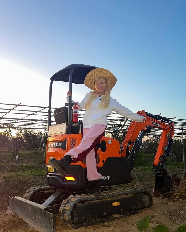 Chuyện chưa từng có: Mỹ nhân trở thành đại sứ nhờ biết lái máy xúc- Ảnh 3.