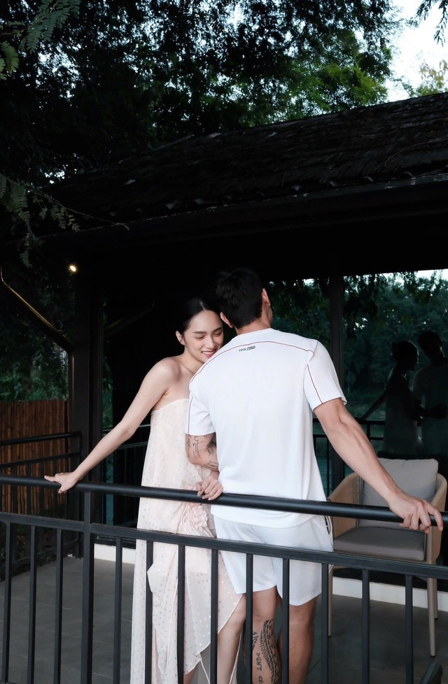 Hoa hậu Việt bị "tóm" hẹn hò trai trẻ, ôm ấp sát rạt không chút e dè- Ảnh 2.