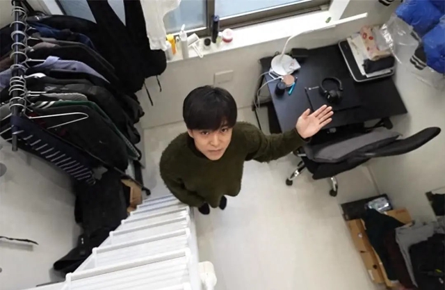 Căn phòng 8m² gây sốc giữa Hồng Kông, nhỏ như hộp diêm nhưng chủ nhân khẳng định: Không muốn xa rời- Ảnh 1. Căn phòng 8m² gây sốc giữa Hồng Kông, nhỏ như hộp diêm nhưng chủ nhân khẳng định: Không muốn xa rời- Ảnh 1.