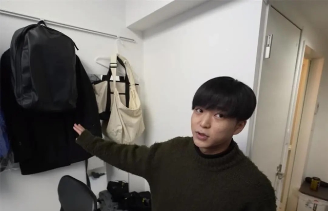 Căn phòng 8m² gây sốc giữa Hồng Kông, nhỏ như hộp diêm nhưng chủ nhân khẳng định: Không muốn xa rời- Ảnh 14. Căn phòng 8m² gây sốc giữa Hồng Kông, nhỏ như hộp diêm nhưng chủ nhân khẳng định: Không muốn xa rời- Ảnh 14.