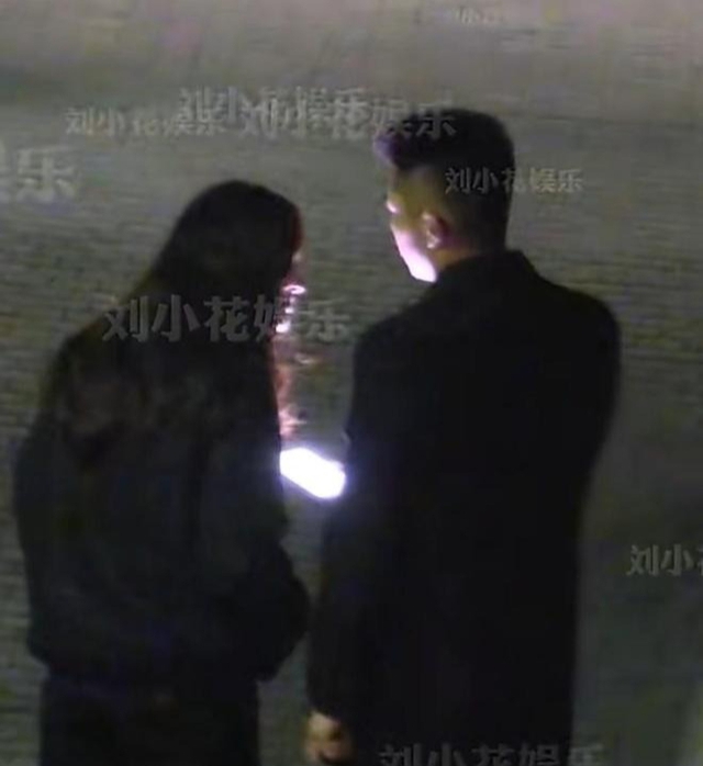 Mâu thuẫn lên tới đỉnh điểm khi nữ diễn viên kiểm tra điện thoại của đối phương Mâu thuẫn lên tới đỉnh điểm khi nữ diễn viên kiểm tra điện thoại của đối phương