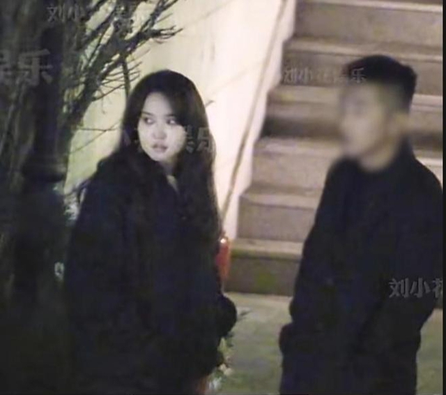 Trương Giai Ninh kiểm tra điện thoại, cãi nhau tay đôi với bạn trai giữa phố- Ảnh 1. Trương Giai Ninh kiểm tra điện thoại, cãi nhau tay đôi với bạn trai giữa phố- Ảnh 1.