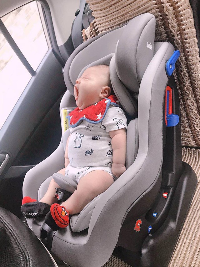 Mách mẹ 7 tips để con chịu ngồi ghế an toàn trên ô tô mà không khóc lóc, hoảng sợ- Ảnh 2.