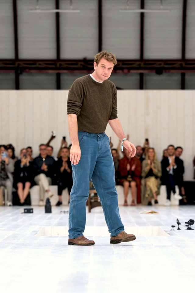 Giám đốc Dior vừa coi bói đã nhận quả ngọt: Jonathan Anderson trở thành Nhà Thiết Kế của năm- Ảnh 4.