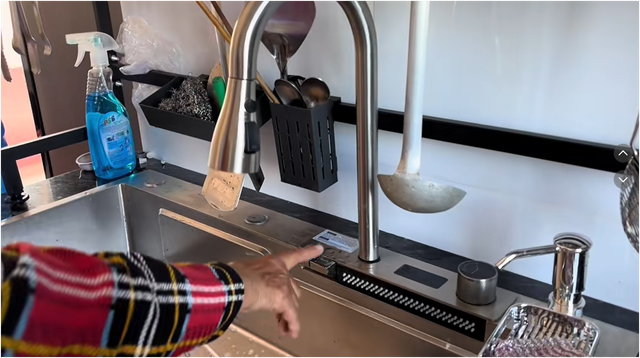 Chú Ba Minh "nhặt vợ" nổi tiếng làm tân gia nhà mới, vợ cũ xuất hiện: Diễn biến hút 1,5 triệu người- Ảnh 7. Chú Ba Minh "nhặt vợ" nổi tiếng làm tân gia nhà mới, vợ cũ xuất hiện: Diễn biến hút 1,5 triệu người- Ảnh 7.