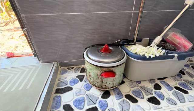 Chú Ba Minh "nhặt vợ" nổi tiếng làm tân gia nhà mới, vợ cũ xuất hiện: Diễn biến hút 1,5 triệu người- Ảnh 8. Chú Ba Minh "nhặt vợ" nổi tiếng làm tân gia nhà mới, vợ cũ xuất hiện: Diễn biến hút 1,5 triệu người- Ảnh 8.