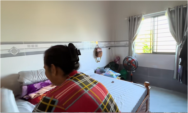 Chú Ba Minh "nhặt vợ" nổi tiếng làm tân gia nhà mới, vợ cũ xuất hiện: Diễn biến hút 1,5 triệu người- Ảnh 4. Chú Ba Minh "nhặt vợ" nổi tiếng làm tân gia nhà mới, vợ cũ xuất hiện: Diễn biến hút 1,5 triệu người- Ảnh 4.