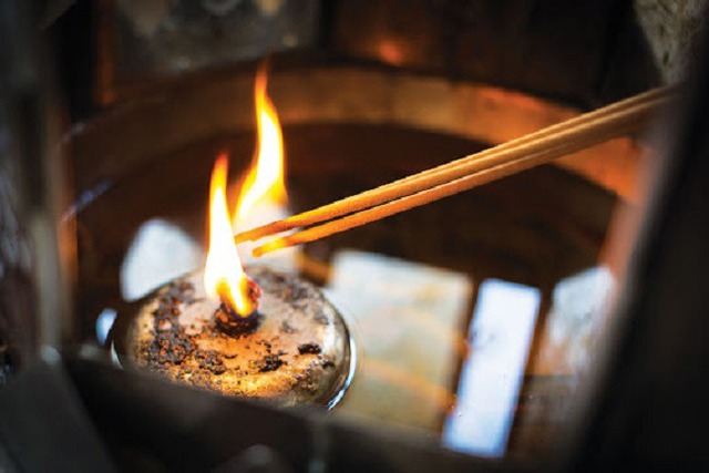 5 đại kỵ khi thắp hương- Ảnh 2.