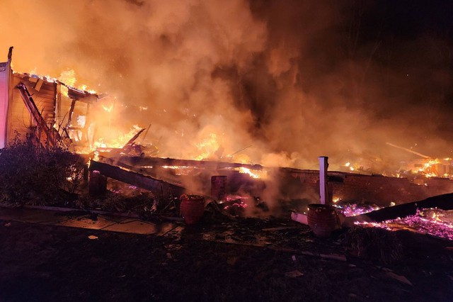 Nhà của huyền thoại thể thao bị nhấn chìm trong biển lửa kinh hoàng, cha qua đời, mẹ nguy kịch- Ảnh 1.