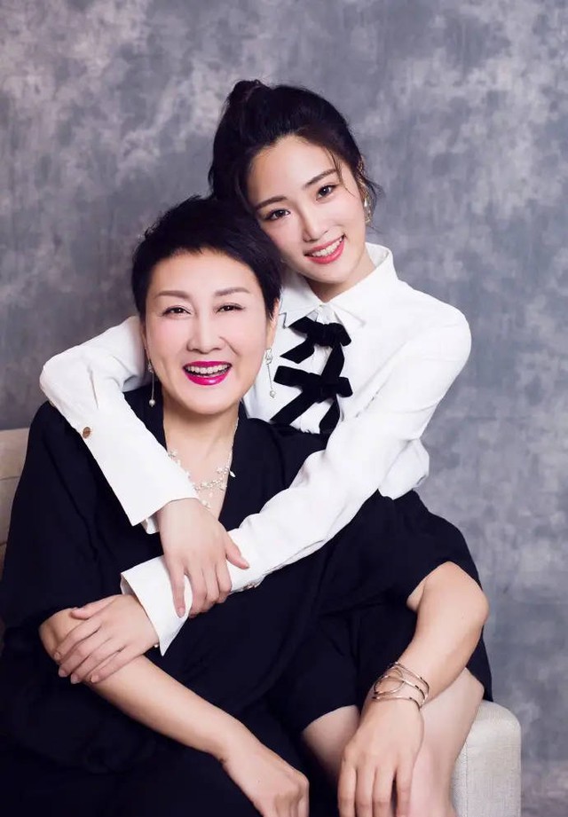 Năm 2025 thất bát của dàn con cái nghệ sĩ: Cơ hội “mớm” tận miệng nhưng chẳng nên cơm cháo gì - Ảnh 4. Năm 2025 thất bát của dàn con cái nghệ sĩ: Cơ hội “mớm” tận miệng nhưng chẳng nên cơm cháo gì - Ảnh 4.