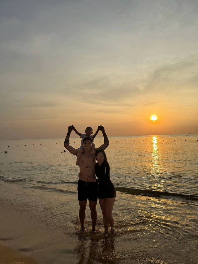 Doãn Hải My khoe chân dài thẳng tắp, tình tứ e ấp bên Văn Hậu, còn ai đồn tiểu thư thích to tiếng với chồng?- Ảnh 1.