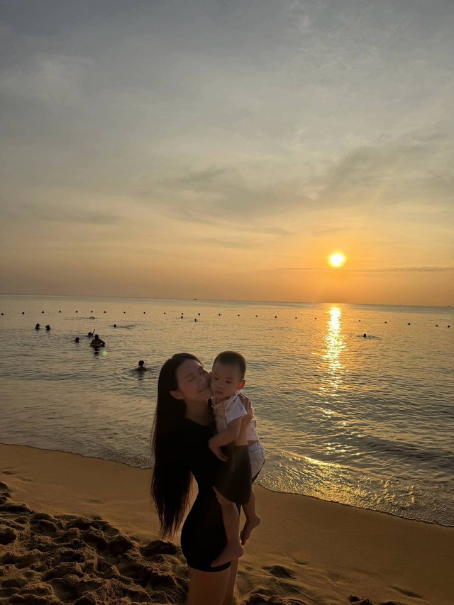 Doãn Hải My khoe chân dài thẳng tắp, tình tứ e ấp bên Văn Hậu, còn ai đồn tiểu thư thích to tiếng với chồng?- Ảnh 2.