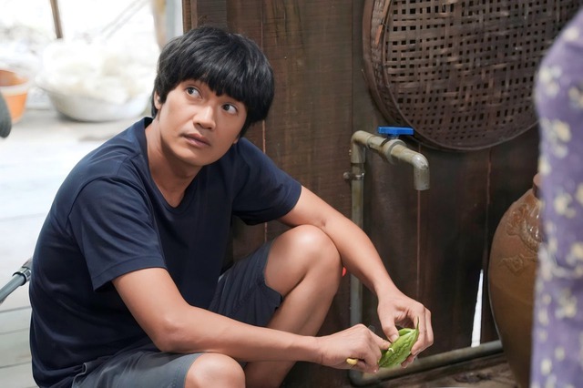 Bị gái xinh ôm trước mặt vợ, ngôi sao đắt show nhất Việt Nam làm một hành động gây bão MXH- Ảnh 3.