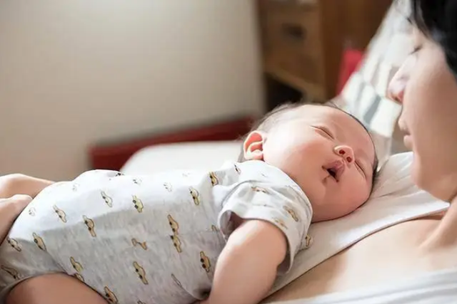 Trẻ sơ sinh rốt cuộc "sợ lạnh" hay "sợ nóng"? Cha mẹ cần biết sớm, đừng đoán mò nữa!- Ảnh 3. Trẻ sơ sinh rốt cuộc "sợ lạnh" hay "sợ nóng"? Cha mẹ cần biết sớm, đừng đoán mò nữa!- Ảnh 3.