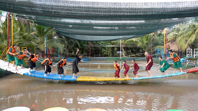 Ông bố Tây cùng con trai quậy tưng chương trình "Cha con vạn dặm"- Ảnh 2. Ông bố Tây cùng con trai quậy tưng chương trình "Cha con vạn dặm"- Ảnh 2.