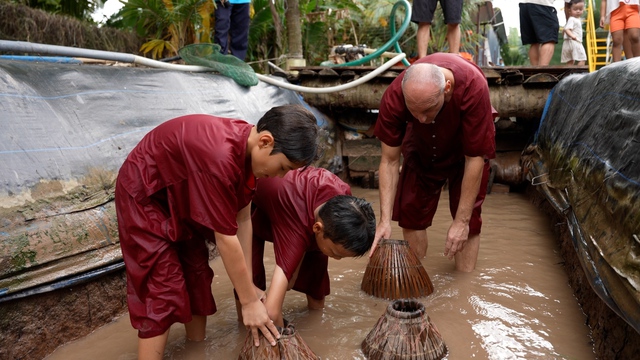 Ông bố Tây cùng con trai quậy tưng chương trình "Cha con vạn dặm"- Ảnh 3. Ông bố Tây cùng con trai quậy tưng chương trình "Cha con vạn dặm"- Ảnh 3.