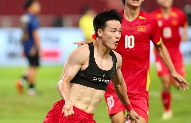 "Người hùng" Thanh Nhàn ghi bàn ở SEA Games gặp chấn thương nặng, U23 Việt Nam lo sốt vó trước thềm U23 châu Á- Ảnh 1.