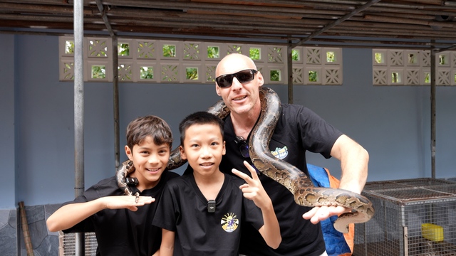 Ông bố Tây cùng con trai quậy tưng chương trình "Cha con vạn dặm"- Ảnh 1. Ông bố Tây cùng con trai quậy tưng chương trình "Cha con vạn dặm"- Ảnh 1.