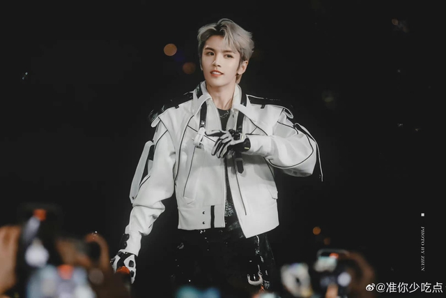 Sốc: Nam ca sĩ túm tóc fan nữ ngay tại sân bay- Ảnh 1.