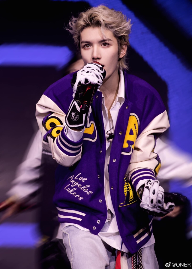 Sốc: Nam ca sĩ túm tóc fan nữ ngay tại sân bay- Ảnh 2.