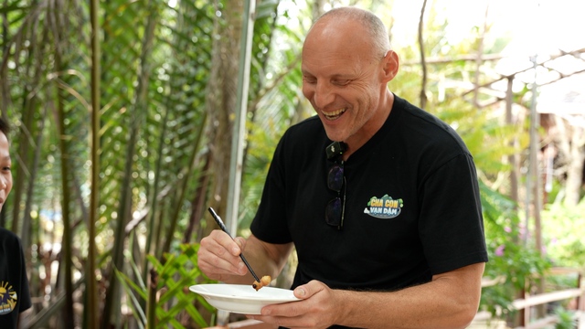 Ông bố Tây cùng con trai quậy tưng chương trình "Cha con vạn dặm"- Ảnh 6. Ông bố Tây cùng con trai quậy tưng chương trình "Cha con vạn dặm"- Ảnh 6.