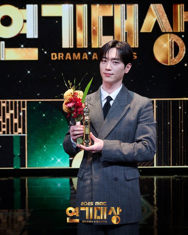 Khoảnh khắc 1 tài tử chửi thề khi hụt giải tại MBC Drama Awards 2025 gây bão?- Ảnh 5. Khoảnh khắc 1 tài tử chửi thề khi hụt giải tại MBC Drama Awards 2025 gây bão?- Ảnh 5.