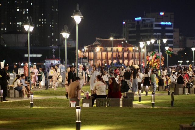 Những địa điểm xem pháo hoa tối nay, view đẹp và hoàn toàn miễn phí!- Ảnh 2.