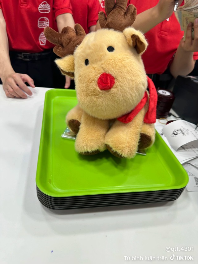 Hàng loạt khách đòi "bắt đền" Jollibee sau khi săn tuần lộc Noel- Ảnh 4. Hàng loạt khách đòi "bắt đền" Jollibee sau khi săn tuần lộc Noel- Ảnh 4.