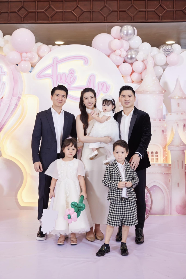 "Cậu ấm cô chiêu" nhà bầu Hiển-cháu Đỗ Mỹ Linh học trường quốc tế 700 triệu/năm, nói tiếng Anh như Tây gây sốt MXH- Ảnh 4. "Cậu ấm cô chiêu" nhà bầu Hiển-cháu Đỗ Mỹ Linh học trường quốc tế 700 triệu/năm, nói tiếng Anh như Tây gây sốt MXH- Ảnh 4.