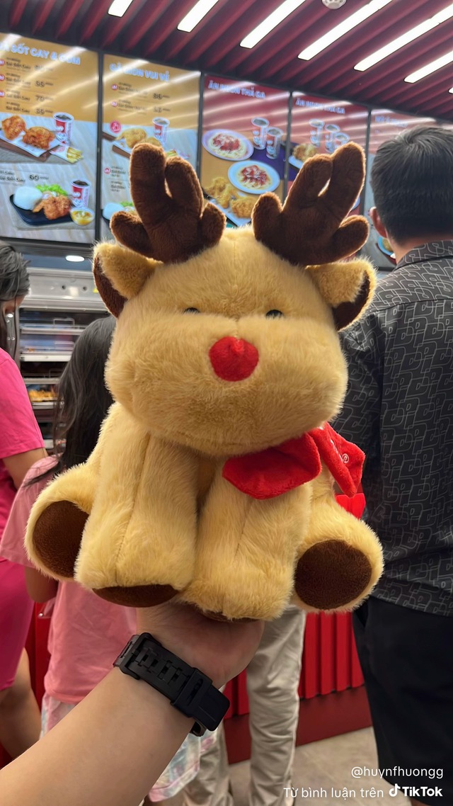 Hàng loạt khách đòi "bắt đền" Jollibee sau khi săn tuần lộc Noel- Ảnh 6. Hàng loạt khách đòi "bắt đền" Jollibee sau khi săn tuần lộc Noel- Ảnh 6.