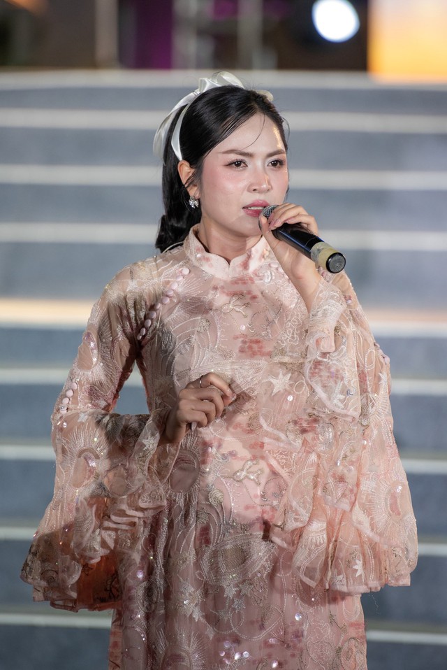 Giáo viên thanh nhạc được Bộ Tư lệnh khen thưởng: Đắt show cả năm, đổi đời nhờ 10 tỷ view- Ảnh 1.