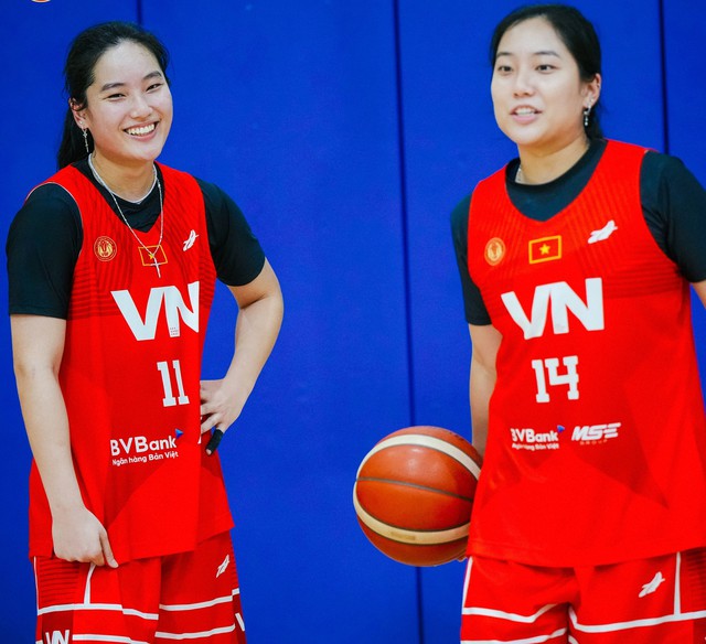 Chị em song sinh khoe visual sáng bừng cùng tuyển bóng rổ Việt Nam chuẩn bị cho SEA Games 33- Ảnh 1.
