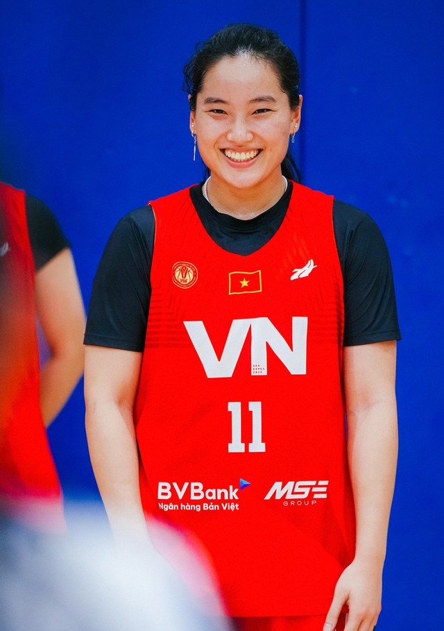 Chị em song sinh khoe visual sáng bừng cùng tuyển bóng rổ Việt Nam chuẩn bị cho SEA Games 33- Ảnh 2.