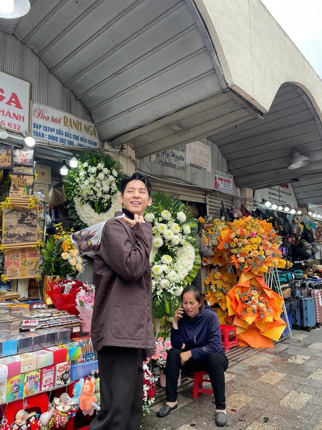 Tóm gọn "chồng yêu" của Hứa Quang Hán dạo chơi chợ Bến Thành, ăn vặt "hòa tan" như trai Việt thứ thiệt- Ảnh 11.