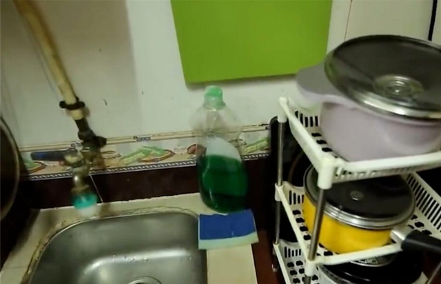 Căn phòng 6m² bóc trần sự thật tàn nhẫn về cuộc sống người trẻ ở Hồng Kông- Ảnh 9.