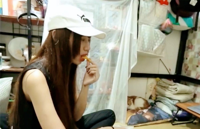 Căn phòng 6m² bóc trần sự thật tàn nhẫn về cuộc sống người trẻ ở Hồng Kông- Ảnh 10.