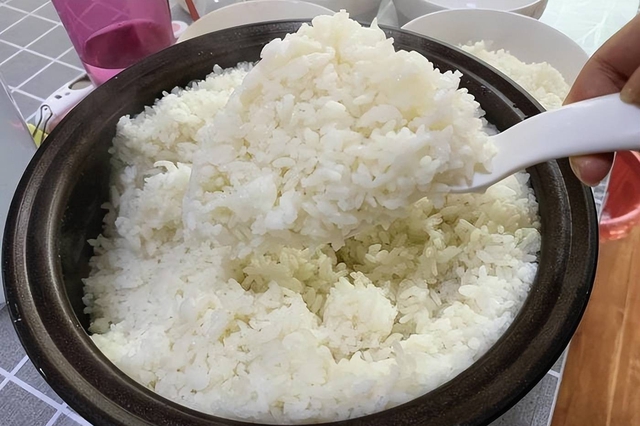 Nấu cơm đừng chỉ cho nước: Thêm đúng 2 thứ này, cơm dẻo ngon gấp 10- Ảnh 1.