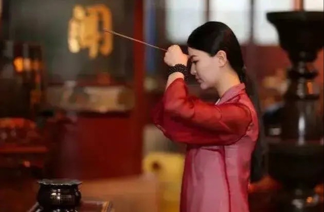 3 điều tuyệt đối KHÔNG XIN khi đứng trước bàn thờ- Ảnh 3.