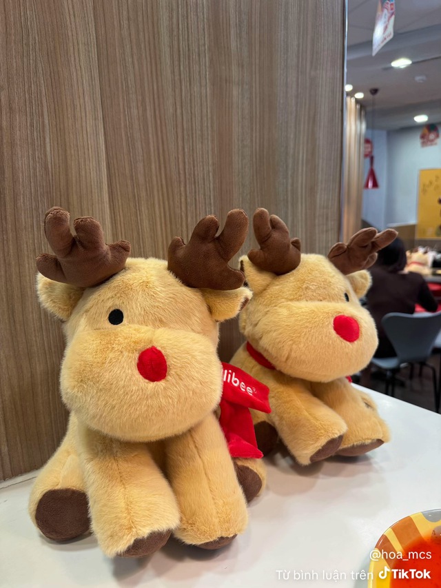 Hàng loạt khách đòi "bắt đền" Jollibee sau khi săn tuần lộc Noel- Ảnh 9. Hàng loạt khách đòi "bắt đền" Jollibee sau khi săn tuần lộc Noel- Ảnh 9.