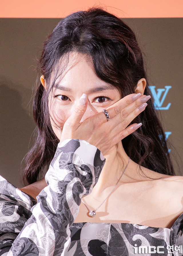 Shin Min Ah khóc giữa sự kiện, đám cưới với Kim Woo Bin có biến?- Ảnh 3. Shin Min Ah khóc giữa sự kiện, đám cưới với Kim Woo Bin có biến?- Ảnh 3.