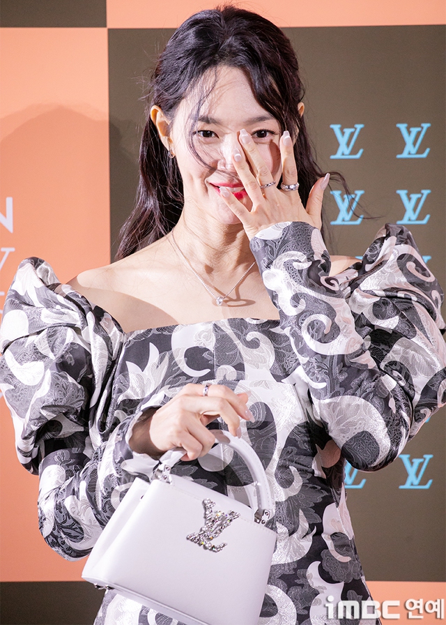 Shin Min Ah khóc giữa sự kiện, đám cưới với Kim Woo Bin có biến?- Ảnh 2. Shin Min Ah khóc giữa sự kiện, đám cưới với Kim Woo Bin có biến?- Ảnh 2.