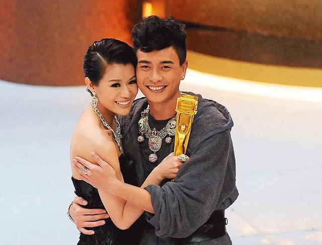 Huỳnh Tông Trạch và Hồ Hạnh Nhi bắt đầu hẹn hò vào năm 2005 nhưng chia tay bảy năm sau đó vào năm 2012 Huỳnh Tông Trạch và Hồ Hạnh Nhi bắt đầu hẹn hò vào năm 2005 nhưng chia tay bảy năm sau đó vào năm 2012