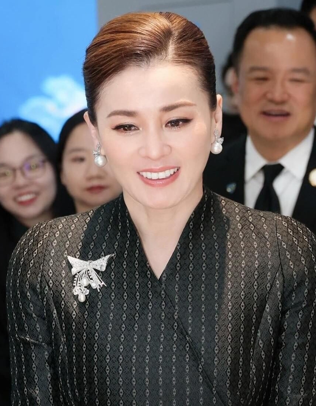 Hoàng hậu Thái Lan trực tiếp thi đấu SEA Games 2025 gây sốt, U50 visual vẫn trẻ đẹp, sang trọng nổi bật- Ảnh 3.