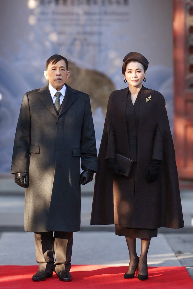 Hoàng hậu Thái Lan trực tiếp thi đấu SEA Games 2025 gây sốt, U50 visual vẫn trẻ đẹp, sang trọng nổi bật- Ảnh 1.