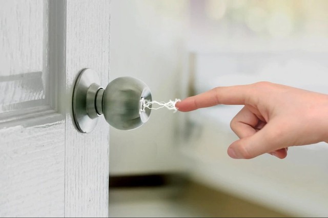 Mùa đông chạm vào đâu cũng bị “giật điện”: Nguyên nhân ai cũng gặp và cách giảm khó chịu- Ảnh 1.